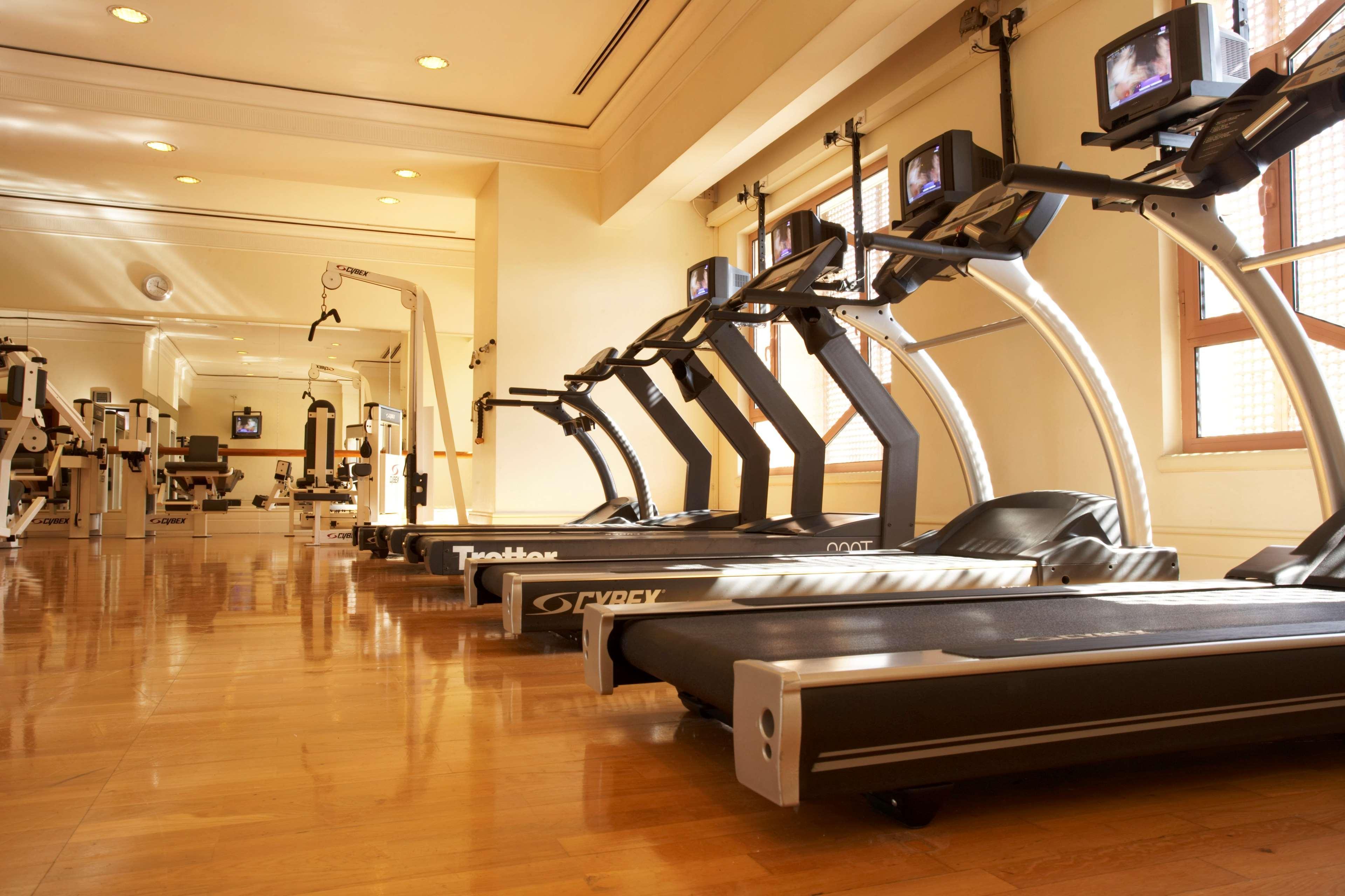 โรงแรมแกรนด์ ไฮแอท อัมมัน อัมมาน ภายนอก รูปภาพ A row of treadmills
